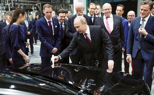 Zetsche, Putin launch E-class plant in Russia